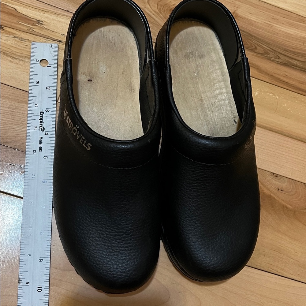 Strovels 304 Black Leather Clogs - Picture 14 of 16